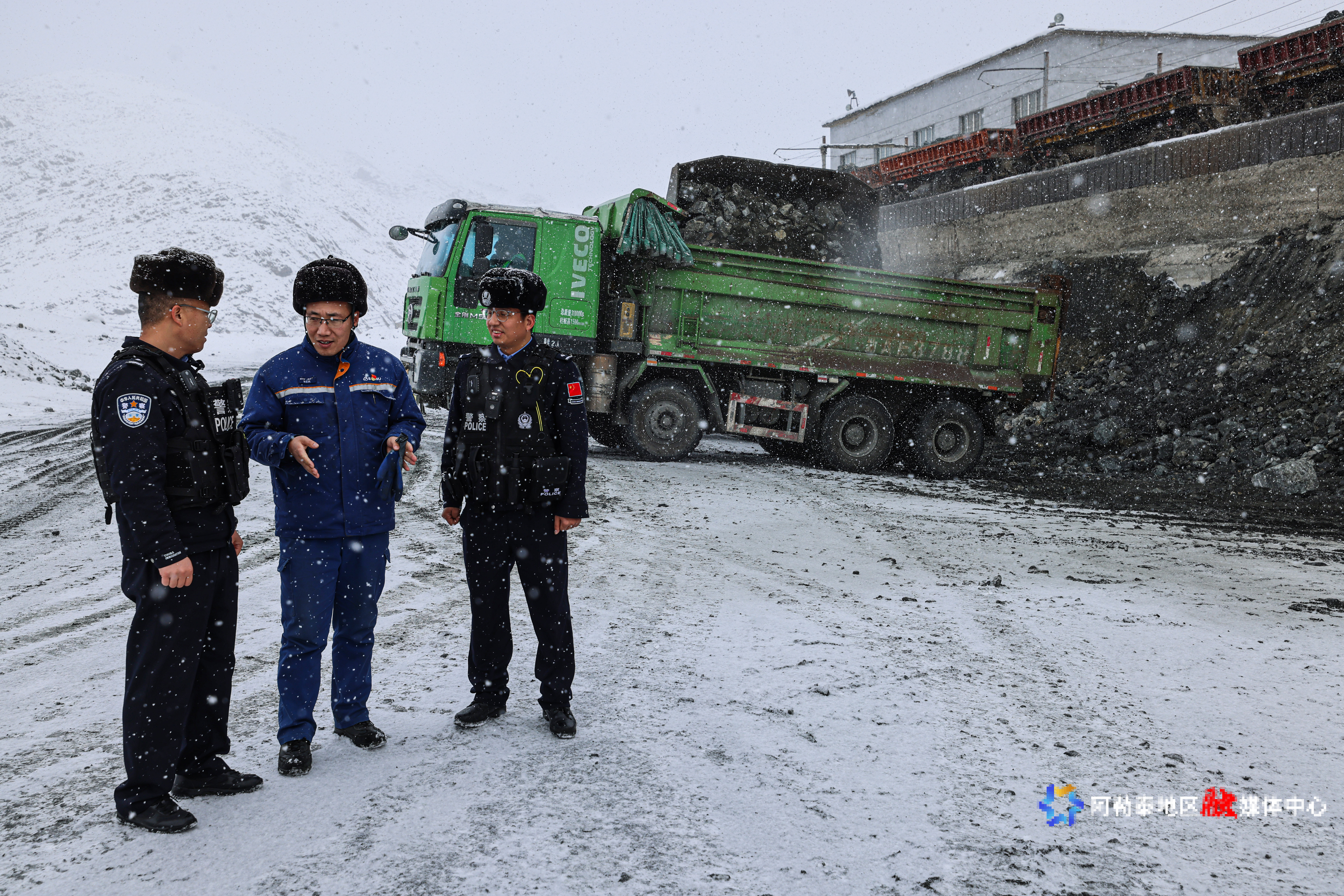 2025年12月16日，民警正在检查矿区矿石厂安全情况。